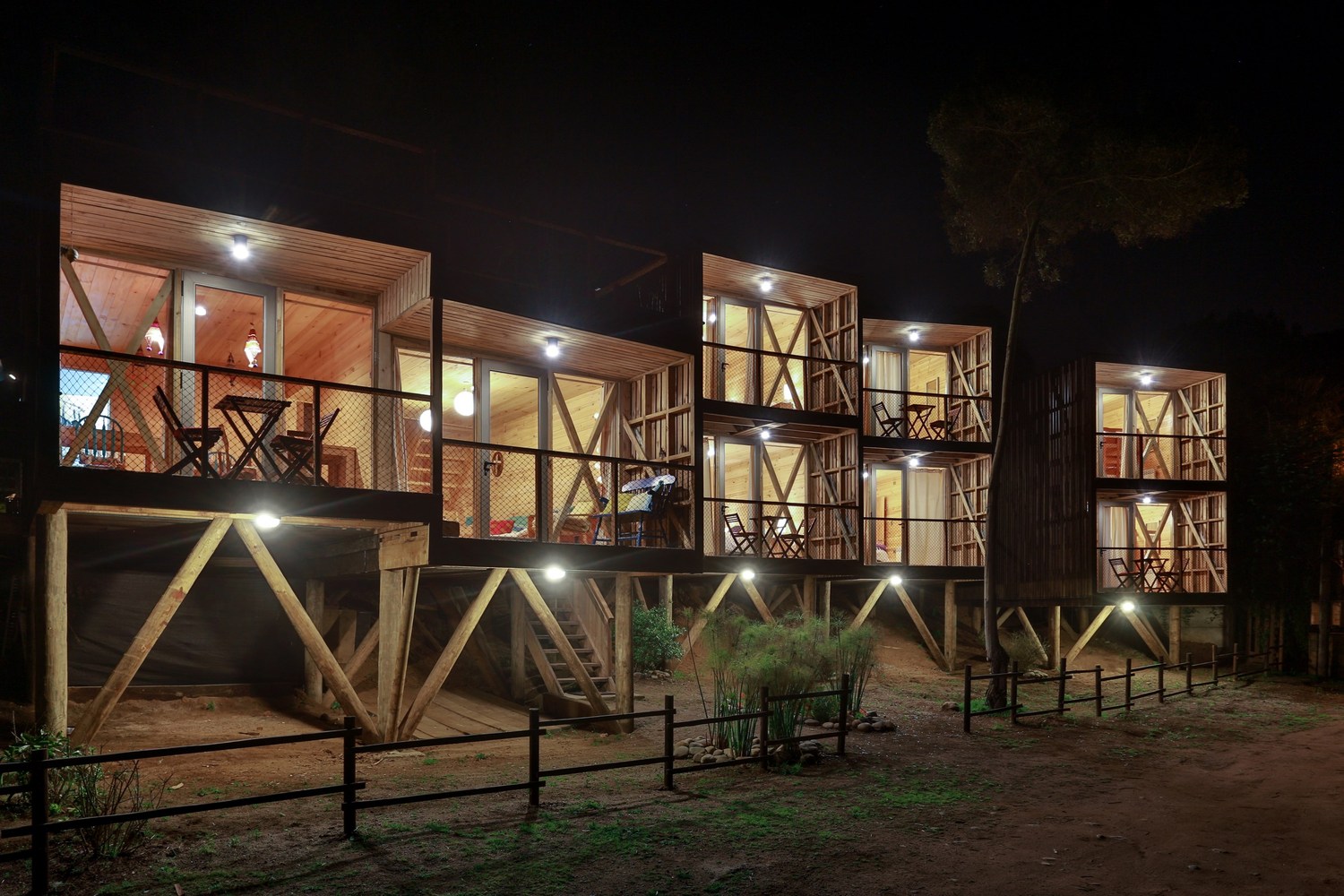 Hostal La Ritoqueña — detalle de encuentro entre cubierta y muro de pino, arquitecto Alejandro Soffia